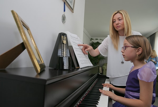 Piyano eğitiminin yanında solfej eğitimi de almaya devam eden Nisan Öksüz, piyanosunun başında sistemli bir şekilde çalışmaya devam etti.