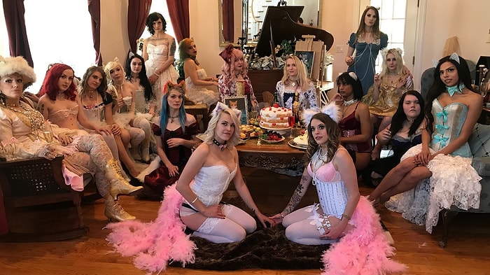 Playboy Malikanesiyle Karıştırmayın! BDSM ve Kedi Rolü Fetişlerini 'Kedi Kız Şatosu'nda Doyasıya Yaşayan Kadınlar