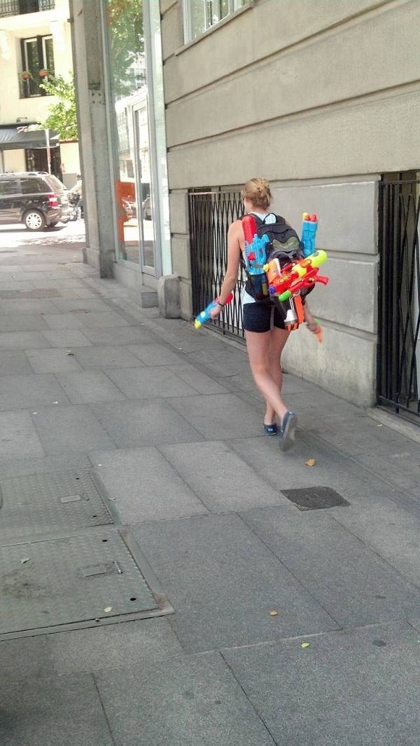 17. Как будто сама Лара Крофт собралась на разборки. Вот только оружие чуть-чуть перепутала