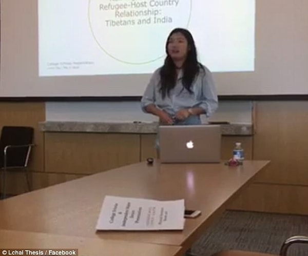 Судя по написанному в Сети, девушка подготовила презентацию о беженцах, но 44-летняя профессор прервала её повествование, прокомментировав выбранную одежду.