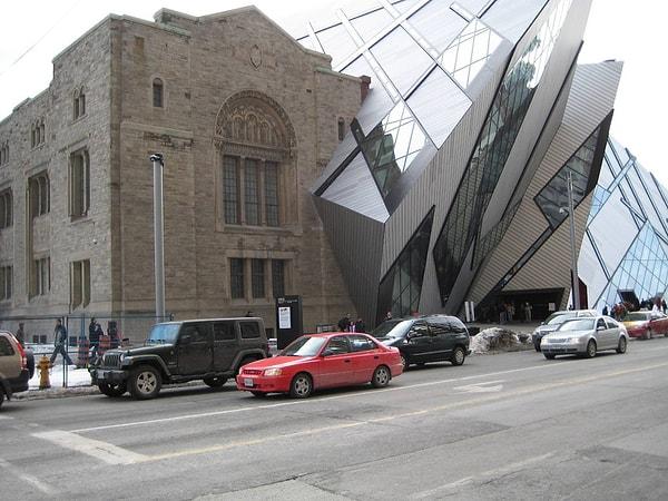 20. Başka bir boyuta geçmeye hazır gibi duran Royal Ontario Müzesi...