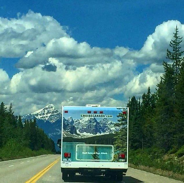 9. Bu kamyon kapağı ile arkasındaki dağlar birbirini kusursuz tamamlamış...
