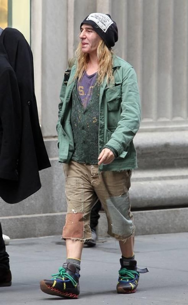 12. Надеемся, Джон Гальяно не в одежде своей новой дизайнерской коллекции.