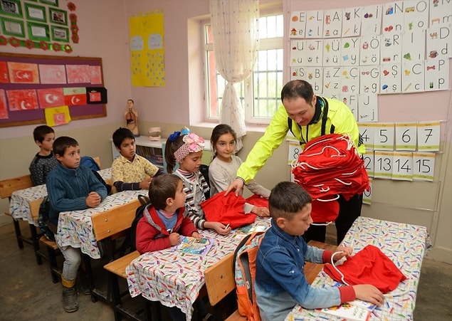 Yücel, yıllık ve nöbet izinlerinde Türk bayrağı asılı bisikletine hikaye kitapları ve kırtasiye malzemeleri yükledi.