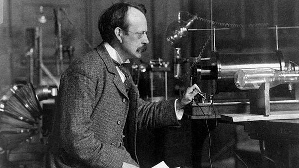 5. J. J. Thomson 1906 yılında katot ışınlarında elektron adı verilen yüklü parçacıkların bulunduğunu ortaya koyarak Nobel Fizik Ödülü’ne layık görüldü.