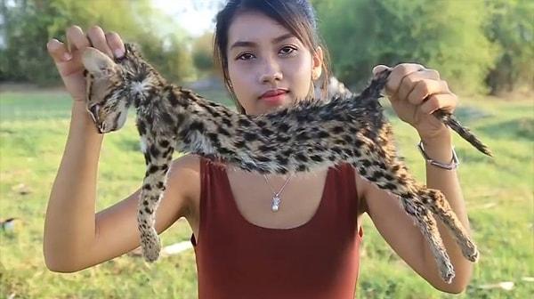 YouTube'dan para kazanabilmek için nesli tükenmekte olan hayvanların derilerini yüzüp, pişirip, yerken kendini videoya çeken bir kadın tutuklandı.