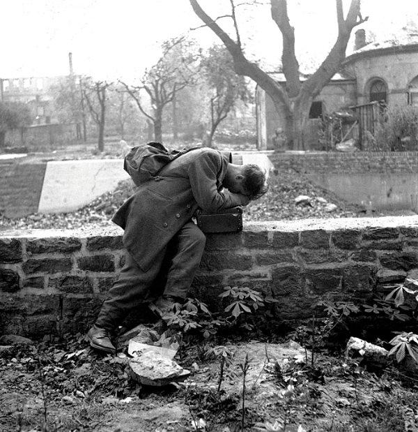Tutsak olarak tutulan Alman asker evine döndüğünde tek bulduğu moloz yığını, 1947.