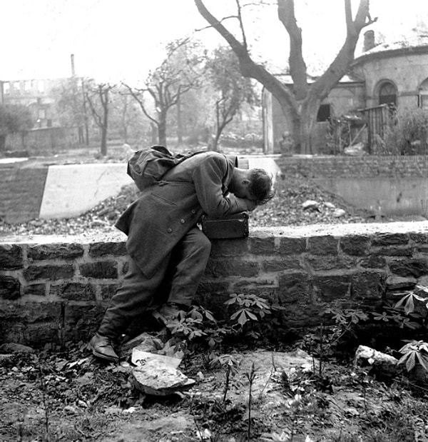 Tutsak olarak tutulan Alman asker evine döndüğünde tek bulduğu moloz yığını, 1947.