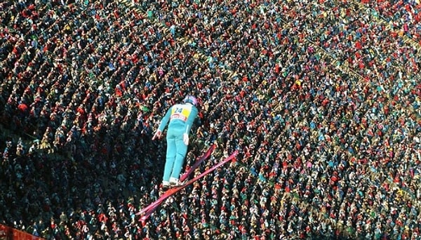 Eddie Edwards Calgary Kış Olimpiyatları'nda kalabalığın üzerinden süzülürken, 1988.