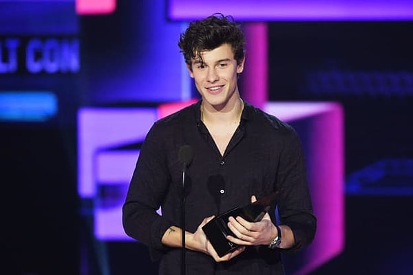 1. Итак, как зовут этого кумира современной молодежи?