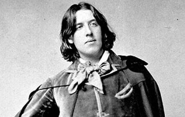11. Dünya edebiyatının en büyük yazarlarından Oscar Wilde, küçükken annesi tarafından sürekli kadın gibi giydirilmiştir.