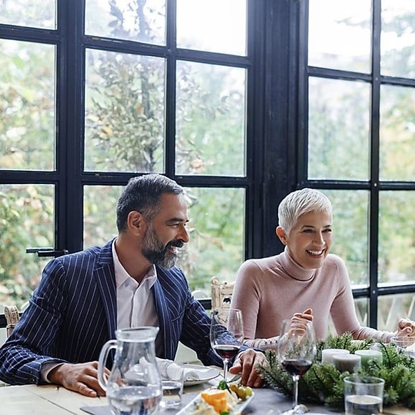 15. В том случае, если родители партнера приглашают вас на ужин в ресторан, помните, это абсолютно не значит, что они берут на себя обязательства по оплате счета. Даже если вы видите, что они собираются взять на себя все расходы, из вежливости все равно стоит предложить заплатить.