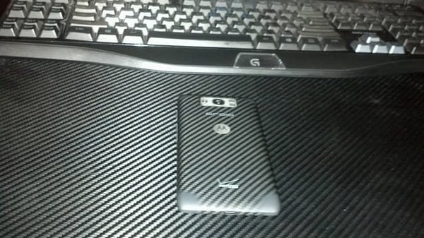 9. Попробуй найди телефон, когда и он, и стол - в полосочку! 😆