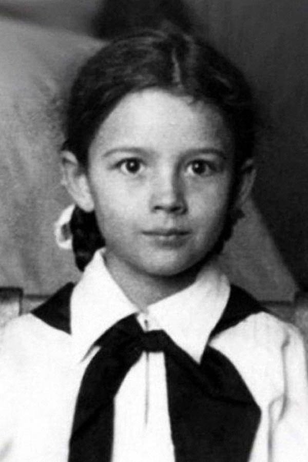 2. А есть мысли относительно того, кто на этой детской фотографии?