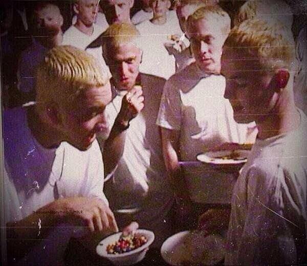 15. Eminem, Eminem'lere M&M's dağıtıyor.