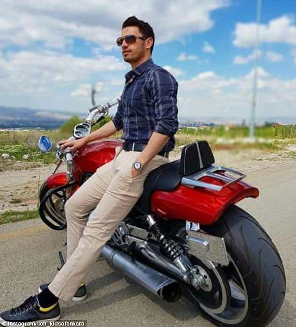 10. А этот молодой человек, почему-то считает что может перегородить дорогу своим массивным байком