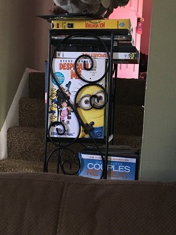 7. Миньон на обложке журнала Despicable Me и узор на держателе DVD.