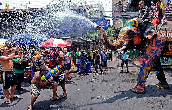 10. В какой стране во время проведения праздника Сонгкран принято обливать прохожих водой, тем самым желая удачи?