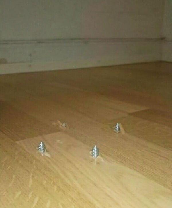 23. Соседи решили повесить новую люстру.