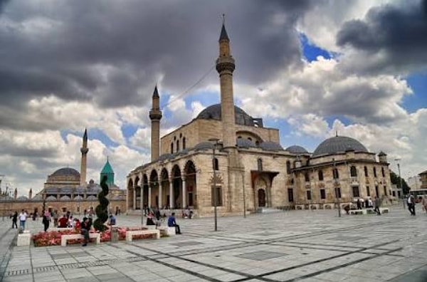 Konya'daki türbe meydanındaki ağaçlar da biçilmişti.