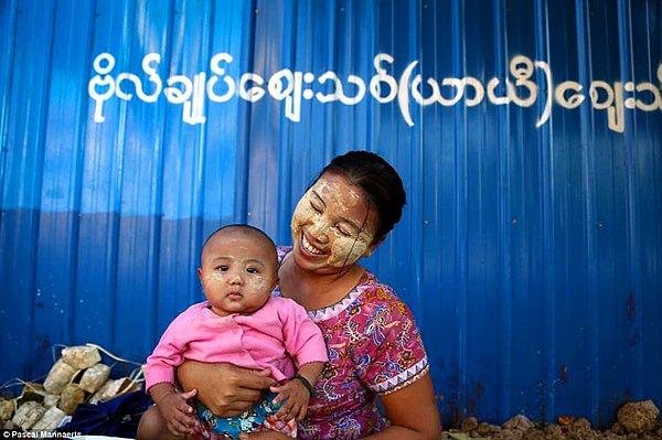 2. Yangon, Myanmar'da bir çocuk ve annesinin 2014'te çekilmiş fotoğrafı.