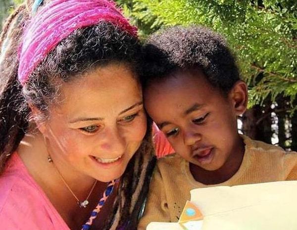 Daha önce Afrika'dan evlat edinen bir ailenin rehberliğinde Etiyopya'nın yolunu tuttular karı koca. Karı koca olarak gittikleri bu yolculuktan da anne, baba, çocuk olarak da döndüler.