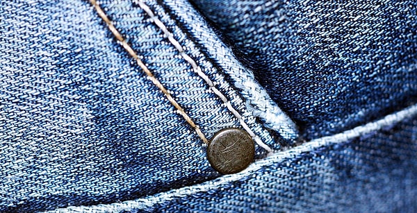 1. Итак, из какого материала раньше шили штаны, которые считаются прародителями современных джинсов?