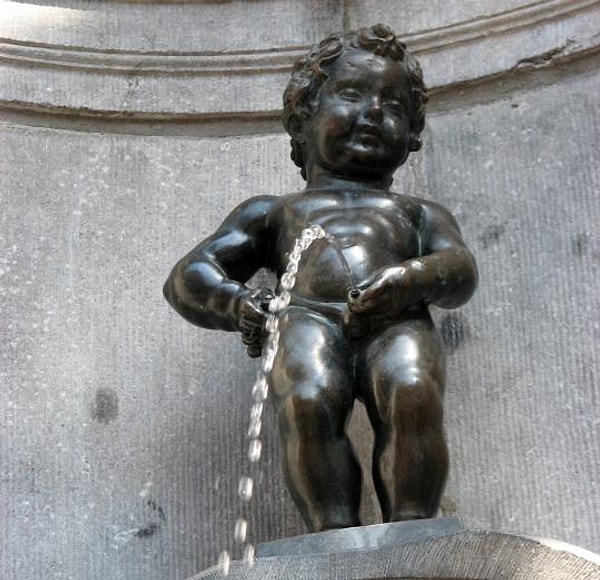 4. "Писающий мальчик" в Брюсселе далеко не всегда красуется голышом перед туристами...