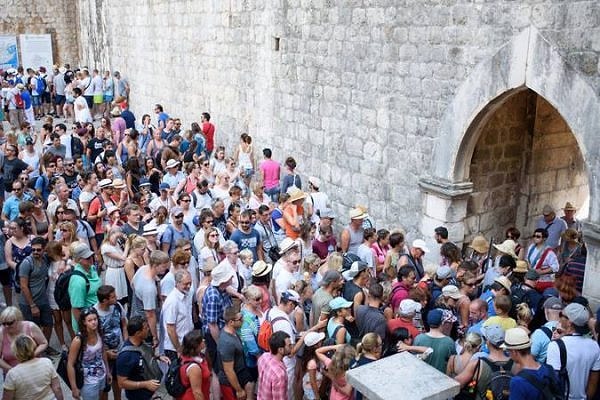 Город настолько популярен, что ЮНЕСКО ввели квоту - только 8 000 туристов в день.