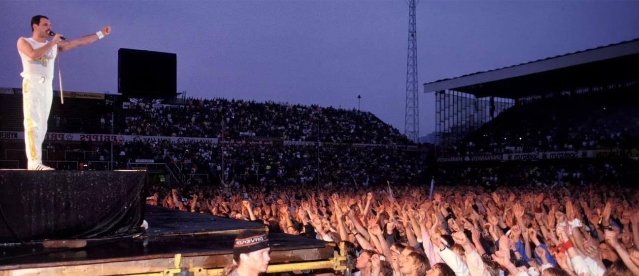 Концерт квин на стадионе. Фредди Меркьюри на стадионе Уэмбли. Концерт группы куин 1986. Queen концерт на стадионе Уэмбли. Фредди Меркьюри концерт на стадионе.