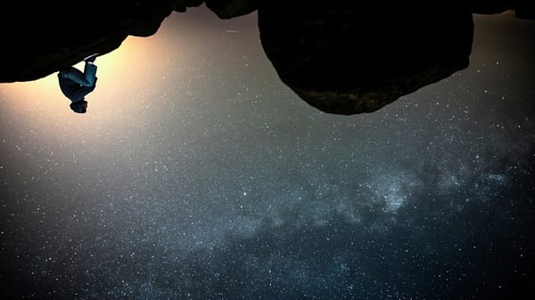 1. Когда вы смотрите в небо, то фактически таращитесь на бесконечную бездну пространства, а на поверхности планеты вас держит лишь гравитация.