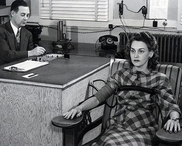 6. Существует такой прибор как детектор лжи.