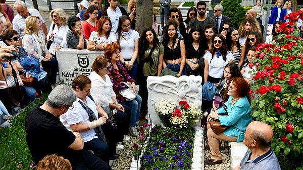 Törene katılan vatandaşlar Saylan’ın mezarını çiçeklerle süsledi.