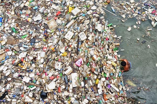 "2015'ten itibaren 6.9 milyon ton plastik atık ortaya çıkmış. Bu atıkların yaklaşık %9'u geri dönüştürülmüş, %12'si yakılmış, %79'u ise çevrede ya da atık sahalarında birikmiş."