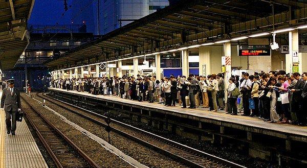 Tren vaktinden 25 saniye erken kalınca yetişemeyen yolcular West Japan Railway adlı firmayı şikayet yağmuruna tuttu.
