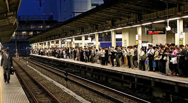 Tren vaktinden 25 saniye erken kalınca yetişemeyen yolcular West Japan Railway adlı firmayı şikayet yağmuruna tuttu.