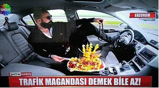 2. Adam meyve tabağı ile birlikte geziyor.