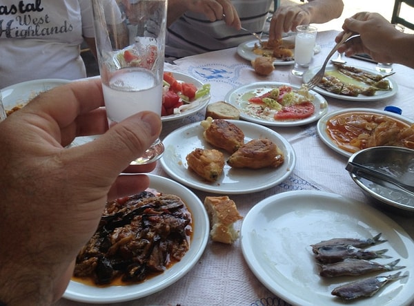 5. "Напиток настоящих созерцателей" в концентрированном виде по вкусу напоминает микстуру от кашля. Поэтому в Греции его подают разбавленным.