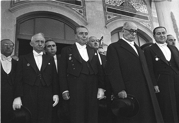 1945 yazında Menderes, Bayar, Koraltan ve Köprülü tarafından meşhur ''Dörtlü Takrir'' verildi. Her ne kadar açıkça ifade edilmese de çok partili düzene göz kırpılıyordu.