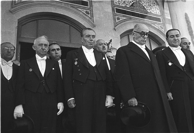 1945 yazında Menderes, Bayar, Koraltan ve Köprülü tarafından meşhur ''Dörtlü Takrir'' verildi. Her ne kadar açıkça ifade edilmese de çok partili düzene göz kırpılıyordu.