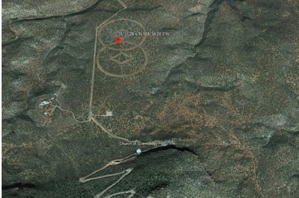 3. Поговаривают, что этот странный знак в Меса Хаерфанита (Нью-Мексико, США)- дело рук инопланетян, но всё не так запутанно. Такой символ нарисовали саентологи для последователей церкви.