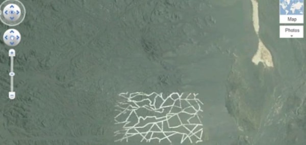 5. Что же это за линии такие в пустыне Гоби (Китай)? Но не пугайтесь, это всего лишь антенна, которая используется для отслеживания погоды...