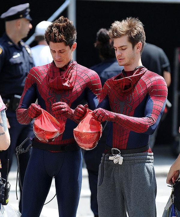 4. Andrew Garfield (Spider-Man) ve dublörü William Spencer: