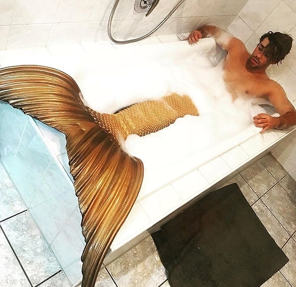 11. «Я люблю воду и плаваю как с хвостом, так и без него. С ним, конечно же, плавать получается гораздо быстрее. И это такое классное чувство безумной свободы!»