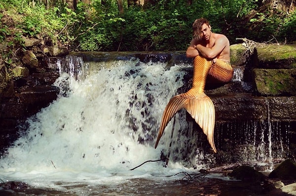 15. «Я счастлив, что все друзья и моя семья поддерживают меня и любят плавать со мной, делая сотни фотографий. Они тоже счастливы, что теперь я — рыба».