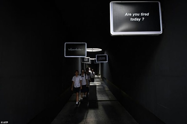 7. Он считает, что буддийская концепция, основанная на идеях непостоянства и самоотверженности, является ключом к избавлению тайского общества от хронических проблем, таких как насилие и коррупция.