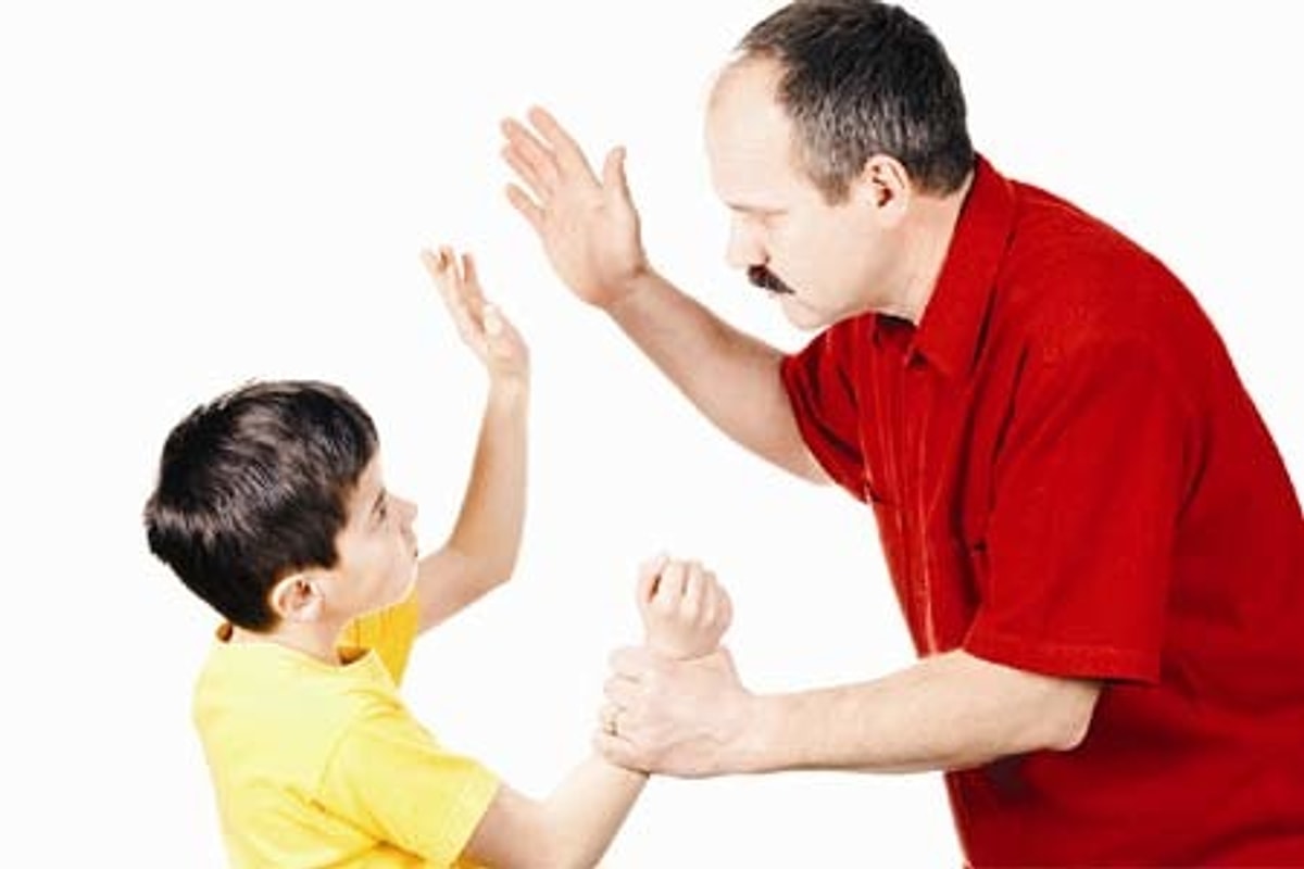 Родители с ребенком за руку. С малышом и мамой поднятие на руки. Папа и дочка картинка фон. Мать подняла ребенка на руках фото. Ребенок прыгает за руку с родителями.