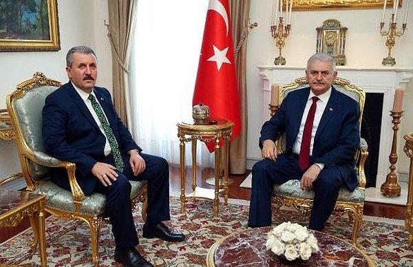 Başbakan Binali Yıldırım, İzmir 1'nci bölge birinci sıradan aday gösterildi. BBP lideri Mustafa Destici ise Ankara 2'nci bölge birinci sırada.