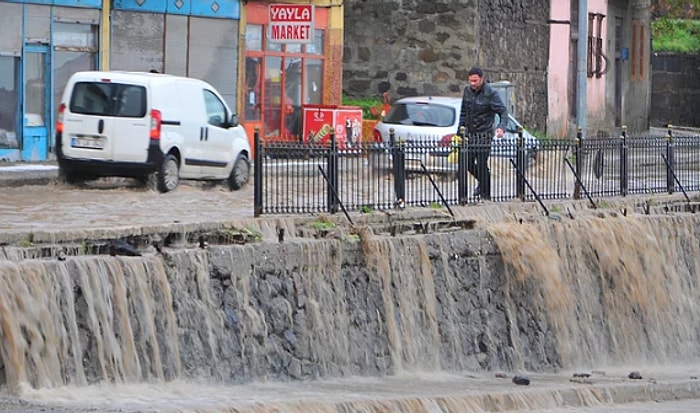 Ankara'nın Ardından Erzurum: Sel Nedeniyle Çöken Yol Otomobili Yuttu, Öğrenciler Mahsur Kaldı