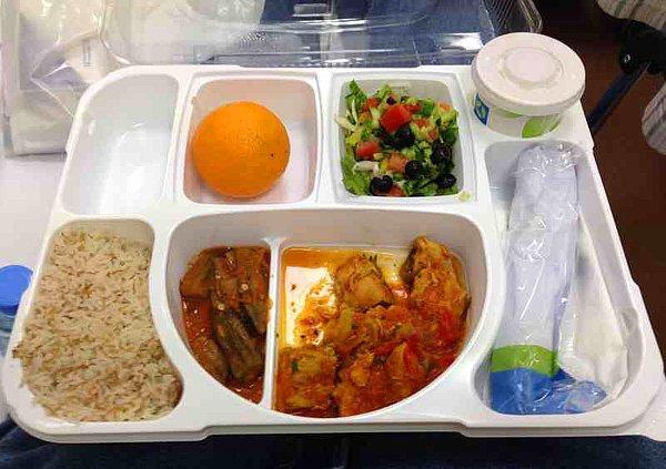 19. Katar: Bamya ve et yemeği, pilav, salata, yoğurt, portakal.